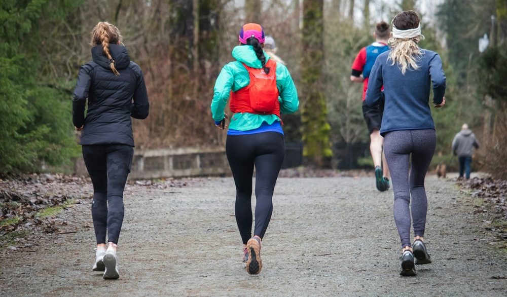 Trois coureuses dans une forêt